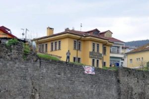 Tarihi surlarda intihar