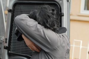 &Ccedil;aldıkları altınlarla ka&ccedil;arken yakalandılar