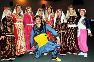 7 &uuml;lkeden 60 turist  halk oyunları eğitimi alıyor