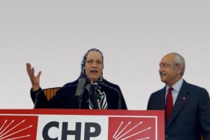 Hatice Teyze CHP k&uuml;rs&uuml;s&uuml;nde coştu!
