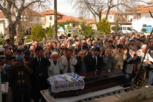 Kendi mezarını kazmış