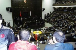 Şampiyon g&uuml;reş&ccedil;iler Başbakan'la buluştu