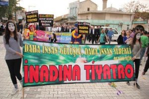 'İnadına tiyatro'