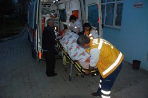Minib&uuml;s ile otomobil &ccedil;arpıştı