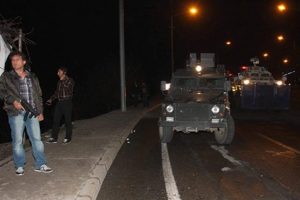 Polis aracına molotofkokteylli saldırı