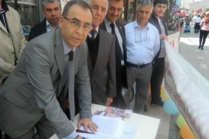Demirel'den Gemlik'e hızlı tren gelmesi i&ccedil;in imza kampanyası