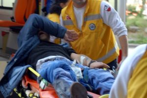 İşyerinin camını kıran genci vurdu