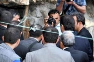 Tatlıses'in doğduğu mağarayı gezdi