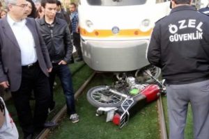 Tramvay &ccedil;arpınca ka&ccedil;tı