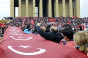 Anıtkabir'e ziyaret&ccedil;i akını