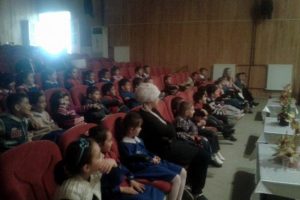 Sincap tiyatrosu dağ y&ouml;resinde &ccedil;ocuklarla buluştu
