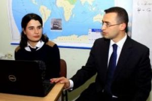 YGS'de kendini ge&ccedil;en &ouml;ğrenciye bilgisayar hediye etti