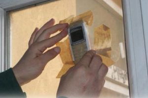 Telefonlarını camlara bantlıyorlar!