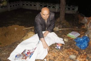 Sigara paketlerini kefenleyip toprağa g&ouml;m&uuml;yor