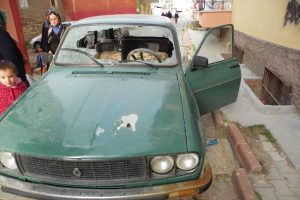 Hareket halindeki otomobile kurşun yağmuru