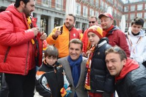Sarıg&uuml;l'e G.Saraylılar'dan kaşkol tepkisi