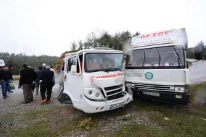 Yolcu minib&uuml;s&uuml; kamyonla &ccedil;arpıştı: 9 yaralı