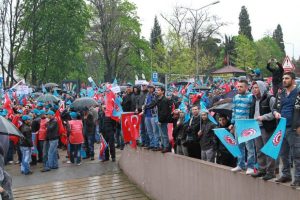 Bursa'da iş&ccedil;iler ayaklandı