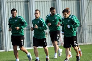 Timsah'ta Beşiktaş mesaisi s&uuml;r&uuml;yor