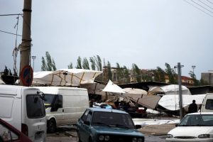 Şiddetli r&uuml;zgar hayatı fel&ccedil; etti