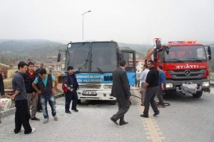 Otob&uuml;s alev alev yandı