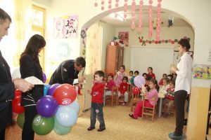 Polisten  miniklere hediye
