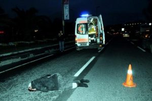 Karşıya ge&ccedil;mek isterken canından oldu