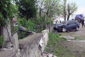 Kamyonet duvara &ccedil;arptı: 1 &ouml;l&uuml;