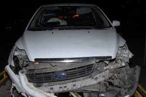 Otomobil otob&uuml;s durağına girdi: 3 yaralı