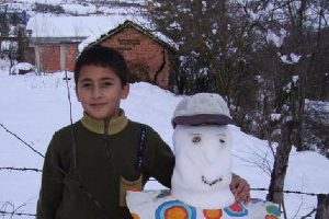 Topun peşinden koşarken pencereden d&uuml;şt&uuml;