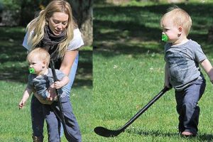 Hilary Duff ve mini hokey oyuncusu luca
