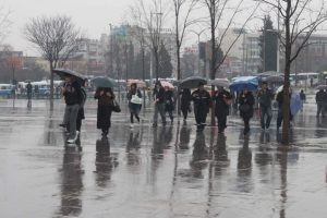 Bursalılar sağanak yağışa hazırlıksız yakalandı