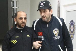 Ambulansların camını kırdı