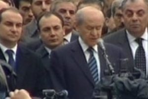 Sağında AK Partili solunda MHP'li oğlu