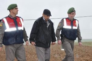 Eşini takozla &ouml;ld&uuml;r&uuml;p, cesedini benzin d&ouml;kerek yakmış