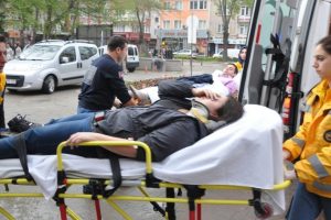 Otomobil s&uuml;r&uuml;c&uuml; kursu aracına &ccedil;arptı