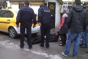 Boşandığı eşinin yanında g&ouml;rd&uuml;ğ&uuml; kişiyi bı&ccedil;akladı
