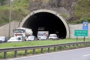 İş bulmak i&ccedil;in geldi kamyonun altında can verdi