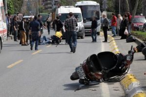 Motosiklet yayaya &ccedil;arptı