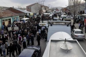 Hastanenin kapatılacağını duyunca yol kapattılar