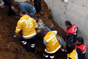 Toprak altında kalan iş&ccedil;i &ouml;l&uuml;mden d&ouml;nd&uuml;