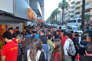 G&ouml;ztepe taraftarıyla kucaklaştı