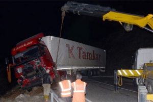 TIR nehre d&uuml;şt&uuml; s&uuml;r&uuml;c&uuml; kayıp