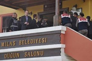 D&uuml;ğ&uuml;n salonunda duruşma!