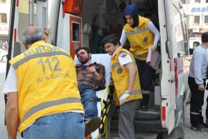 Kamyonete &ccedil;arptıktan sonra şarampole u&ccedil;tular