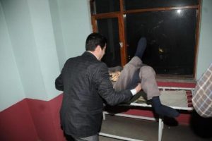 Sedye &uuml;zerindeki cansız mankeni ceset sanınca...