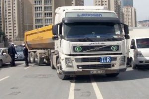 Başbakan'ın konvoyuna TIR engeli