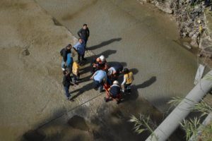 Sevgilisiyle tartıştı, k&ouml;pr&uuml;den atladı