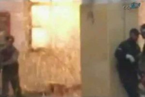 Suriye top&ccedil;usu cami i&ccedil;indeki muhalifleri vurdu