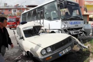 Otomobil ile midib&uuml;s &ccedil;arpıştı